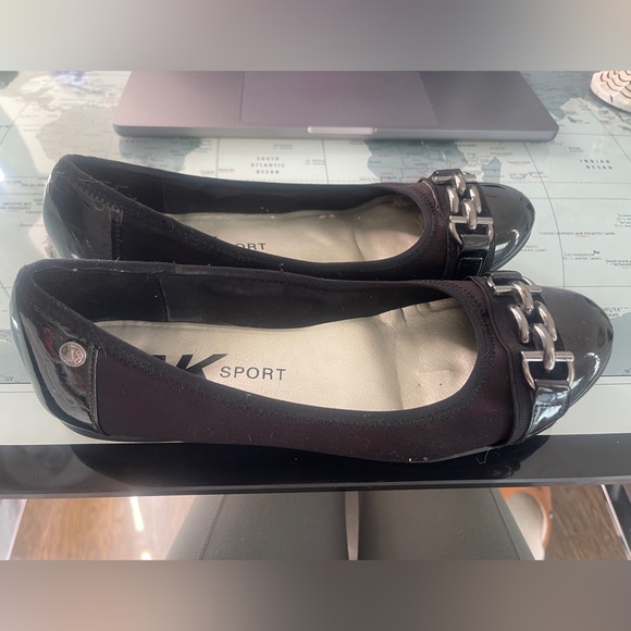 Flats AK Sport are in good condition, size 9.5 shoes practical and fashionable. - Picture 8 of 9